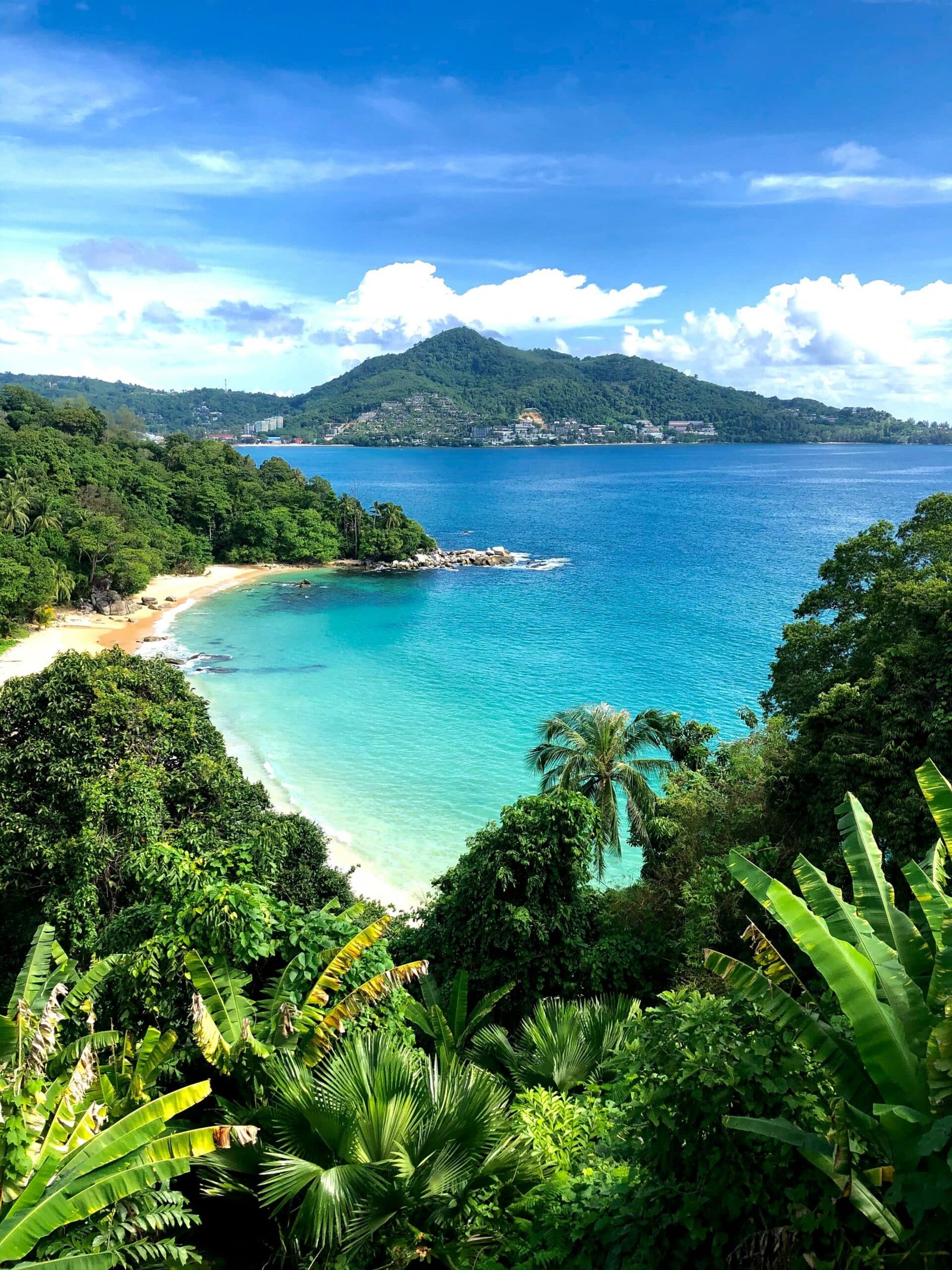 Phuket, na Tailândia, com uma das praias mais lindas do país, de águas cristalinas e densa vegetação folhosa ao redor