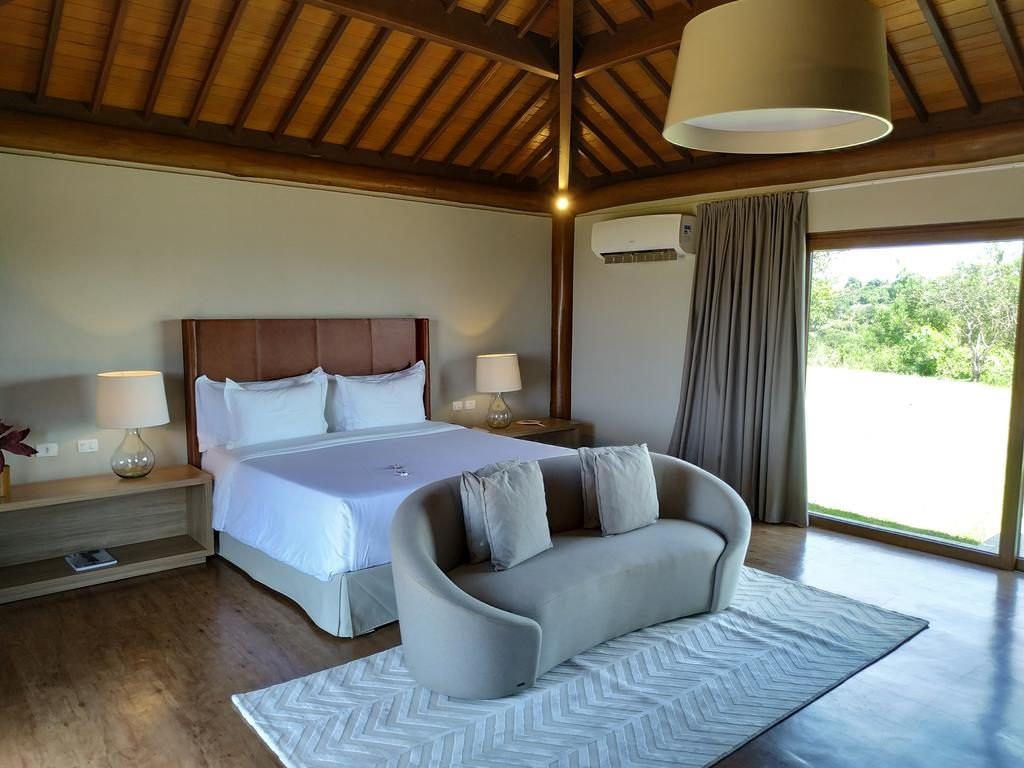 Quarto amplo com sofá e sacada na Colina Pousada SPA