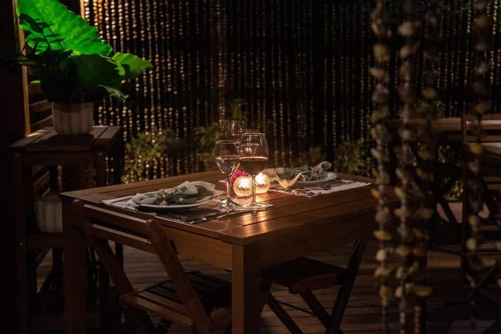 Mesa com duas taças no restaurante do Hotel Dolphin