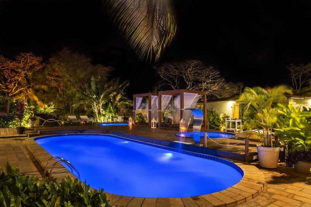 Piscina do Dolphin Hotel iluminada à noite