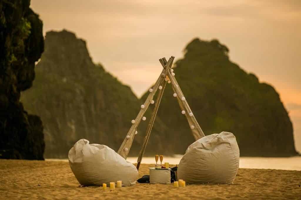 Pufes e mesa com drink no fim da tarde no Dolphin Hotel, durante a lua de mel em Fernando de Noronha