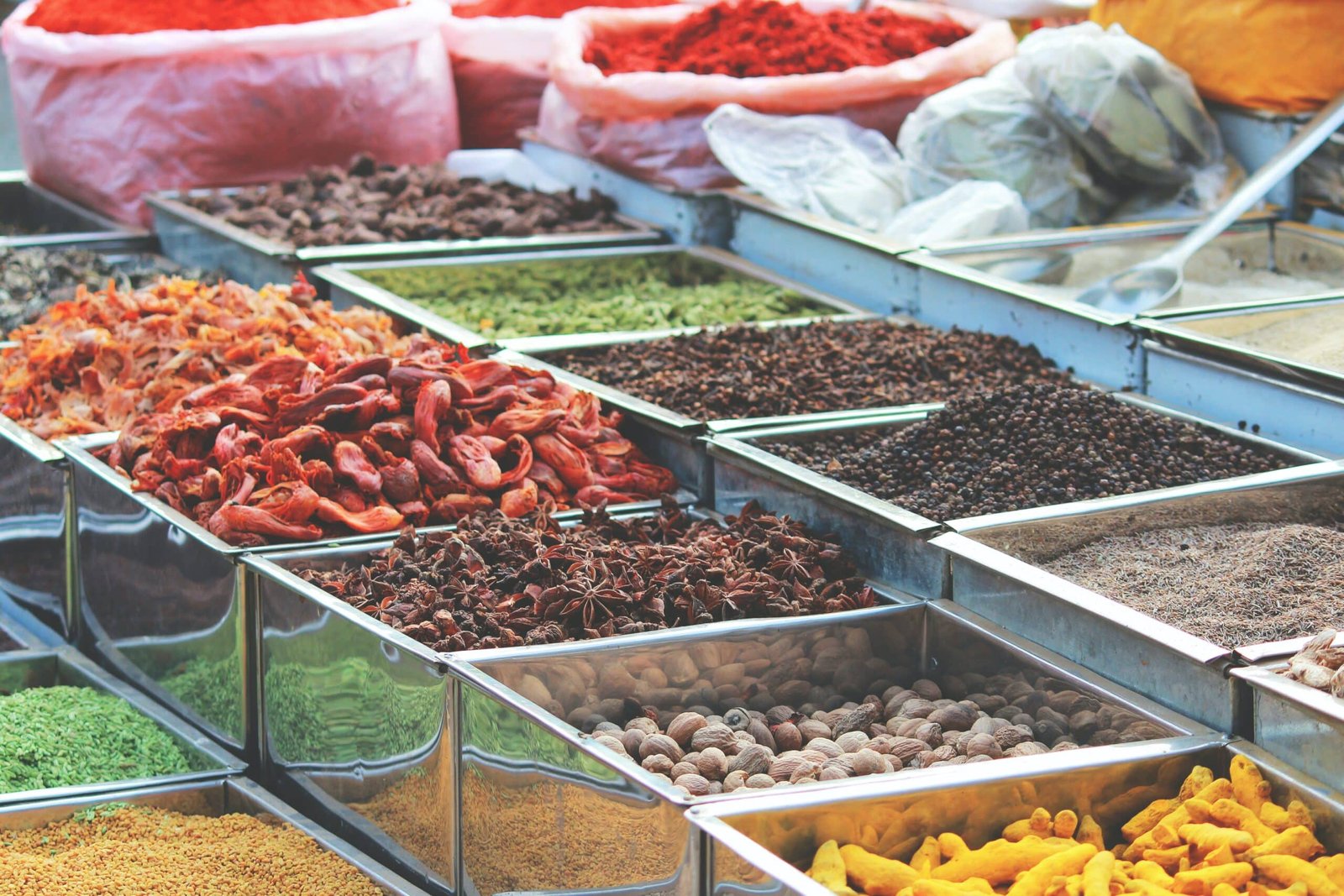 Temperos indianos à venda no famoso mercado Mapusa em Goa