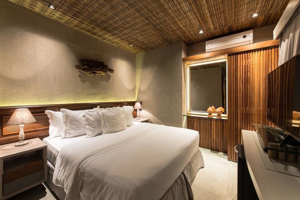 Quarto da Pousada Maria Bonita, com cama de casal ampla, ar-condicionado e TV