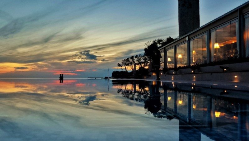 Piscina de borda infinita no Valamar Riviera Hotel, em Porec, na Croacia