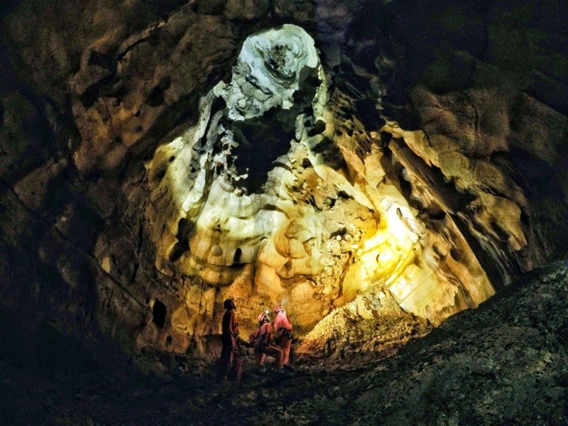 gruta de pedra escura nas cavernas baredine na Ístria