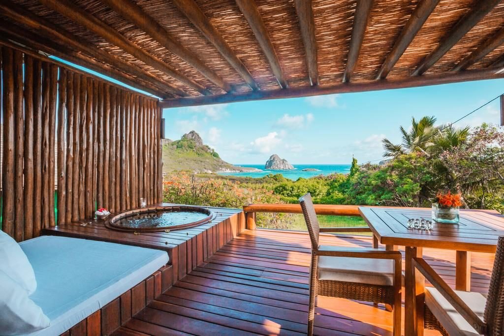 Espaço com hidromassagem e vista para rochas e o mar de Fernando de Noronha