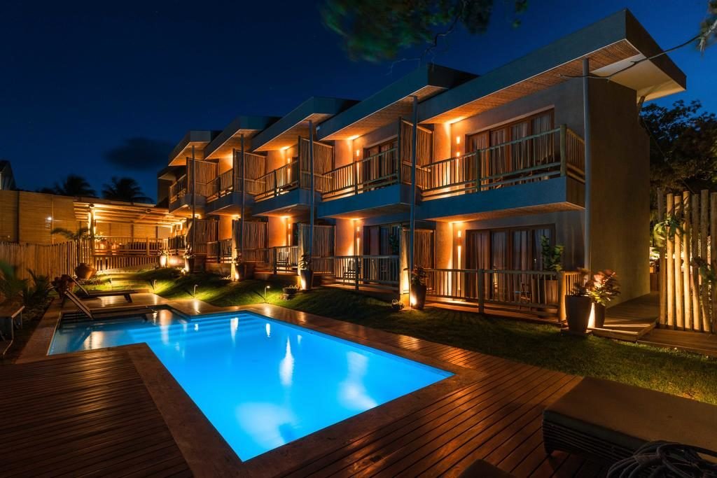 Sacadas da Pousada Maria Bonita e piscina iluminada à noite