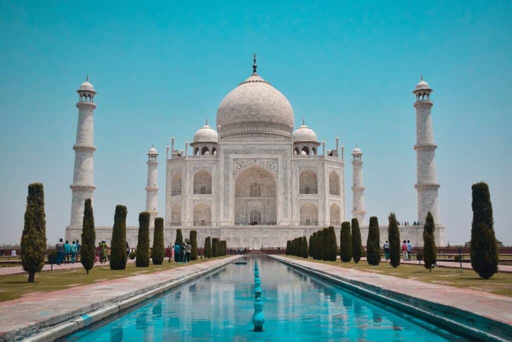 O Taj Mahal com sua grande cúpula, minaretes e espelho d