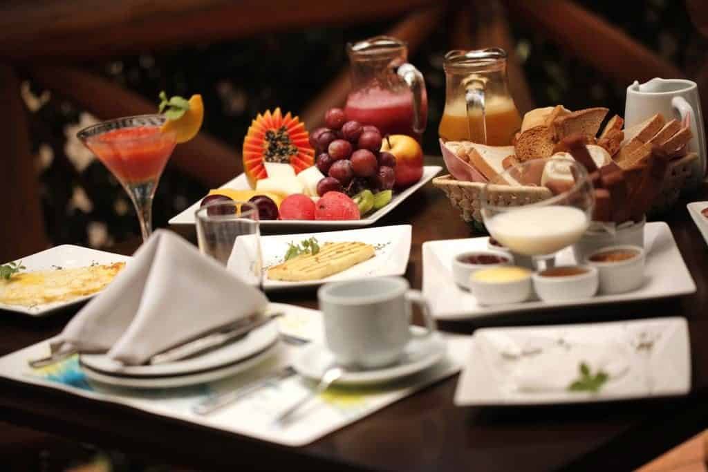 Café da manhã posto na mesa na Pousada Triboju