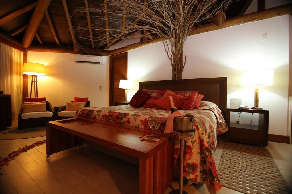 Cama ampla em quarto aconchegante da Pousada Triboju